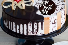 Round Shaped Choco Vanilla Rose Day Cake